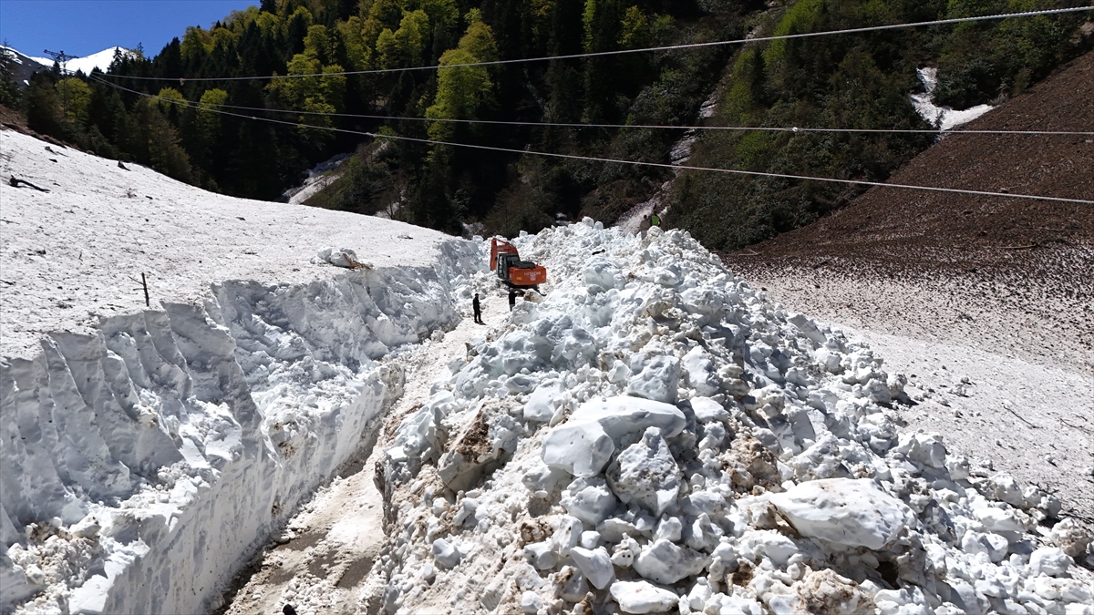 Rize'de yayla yollarında karla mücadele sürüyor