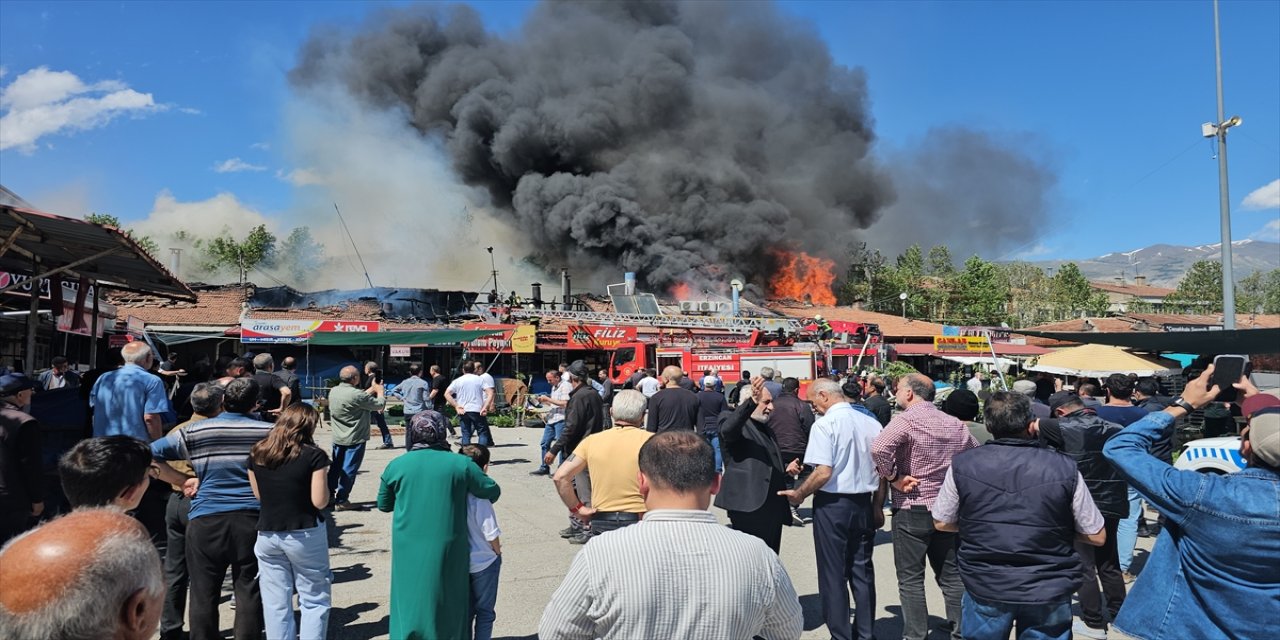 Erzincan'da Buğday Meydanı'ndaki sıralı dükkanların çatısında çıkan yangına ekipler müdahale ediyor