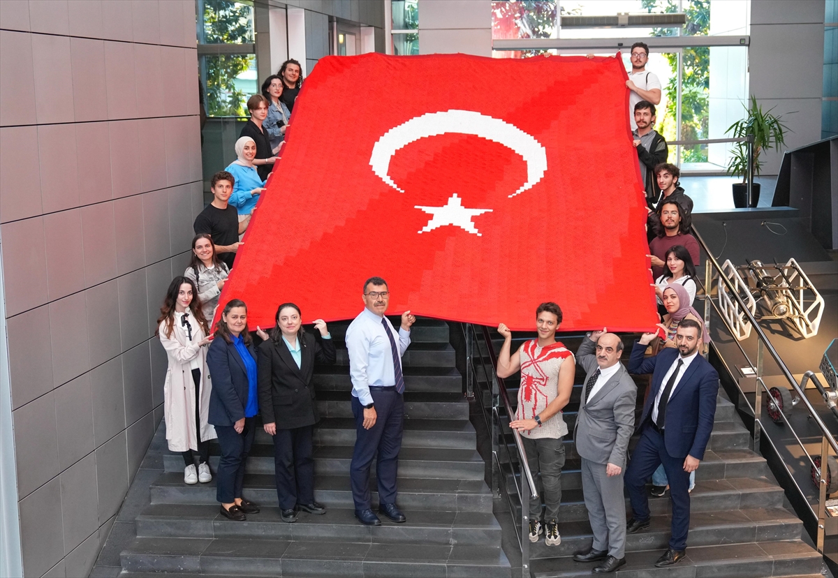 Elde örülen dev Türk bayrağı İTÜ'de sergileniyor