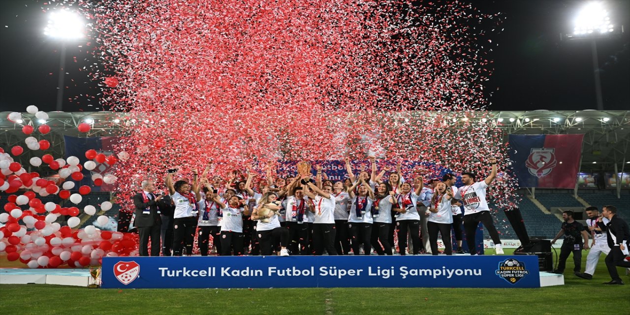 Ankara BB FOMGET, Kadın Futbol Süper Ligi şampiyonluğunu kupayla taçlandırdı