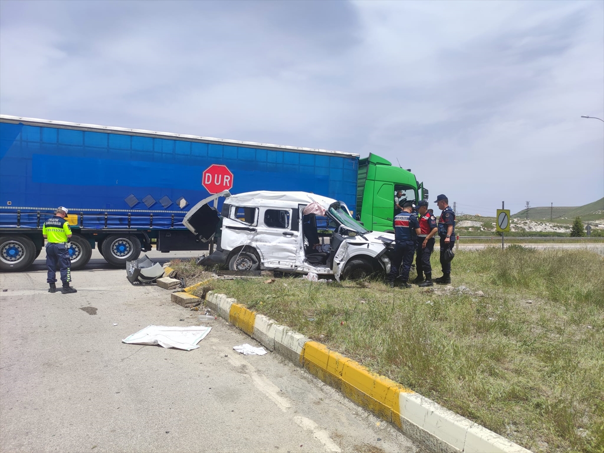 Afyonkarahisar'da tır ile çarpışan hafif ticari araçtaki 1 kişi öldü, 1 kişi yaralandı