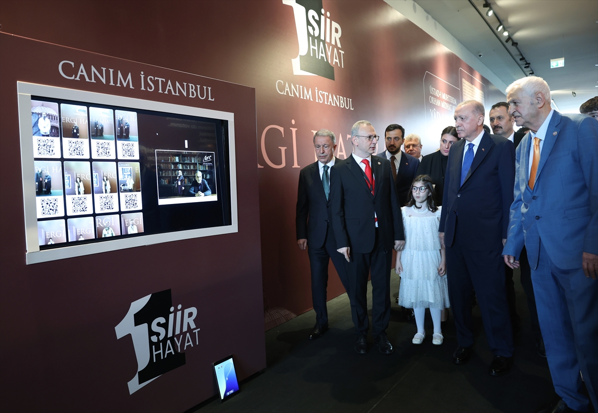 Cumhurbaşkanı Erdoğan, "Bir Şiir Bir Hayat Canım İstanbul" sergisini gezdi