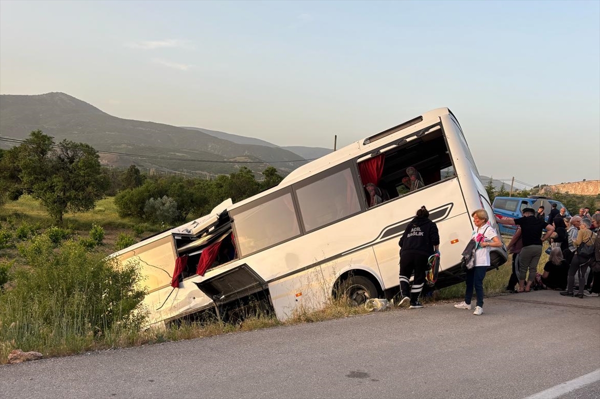 Isparta'da yolcu otobüsü ile tur otobüsünün çarpıştığı kazada 28 kişi yaralandı