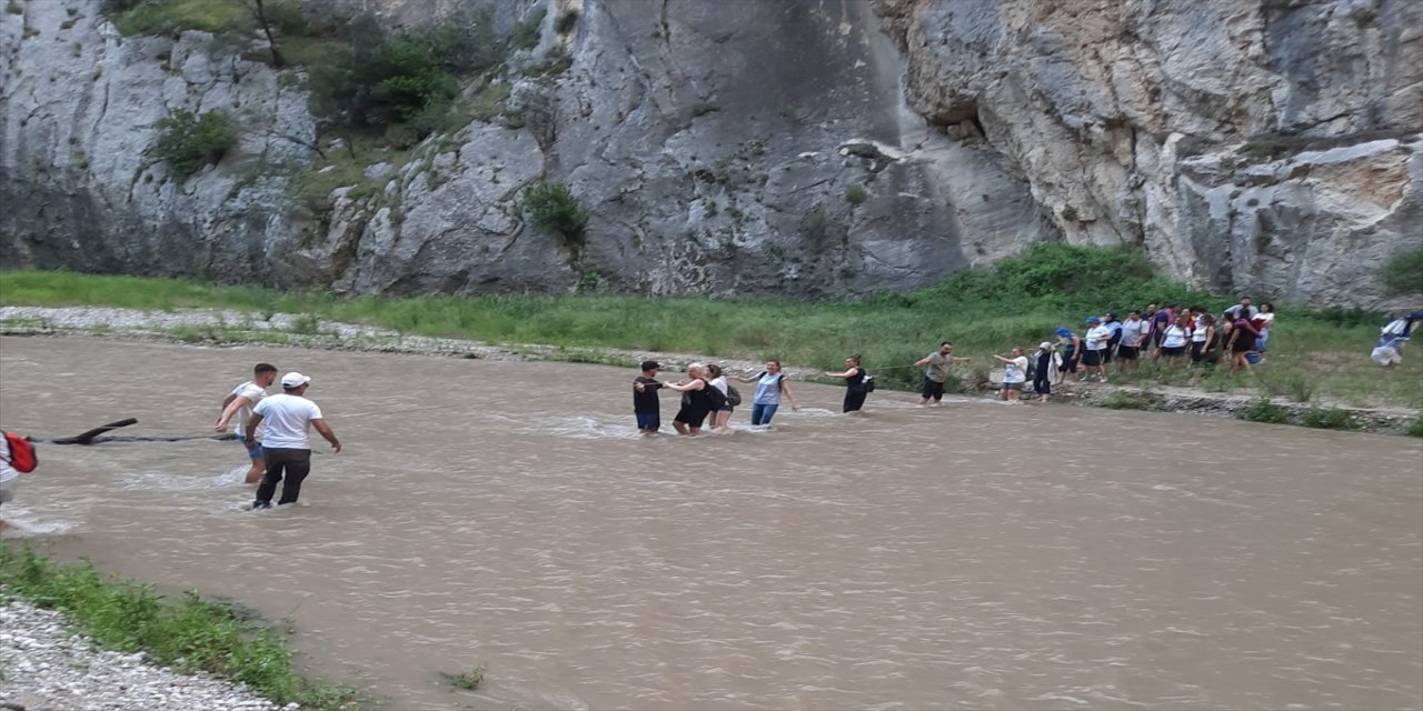Adana Kapıkaya Kanyonu’nda Su Seviyesi Yükseldi, Ziyaretçiler Mahsur Kaldı