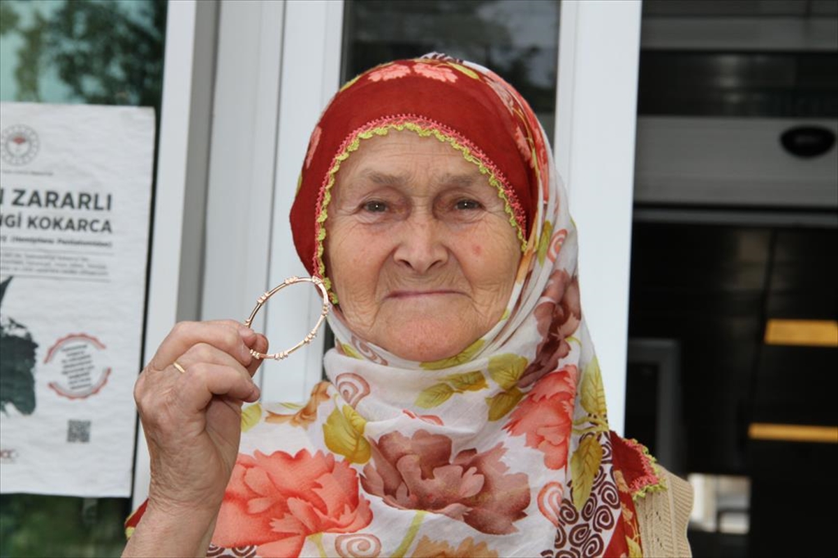 Giresun'da yaşlı kadın yolda bulduğu altın bilekliği belediyeye teslim etti