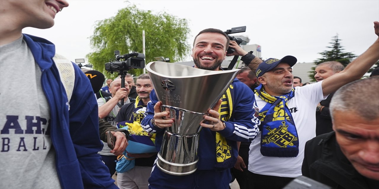 Fenerbahçe Beko Avrupa Ligi şampiyonu olarak yurda döndü.