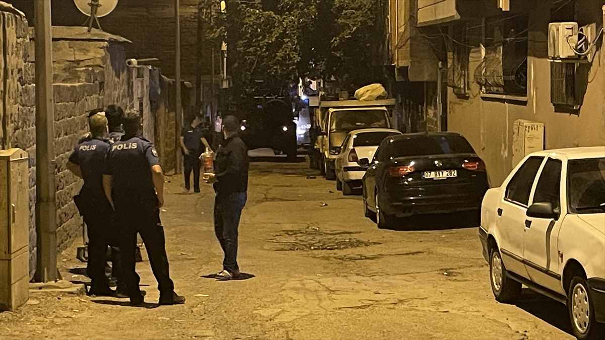 Şanlıurfa'da polise silahla ateş açan zanlı saklandığı evde yakalandı