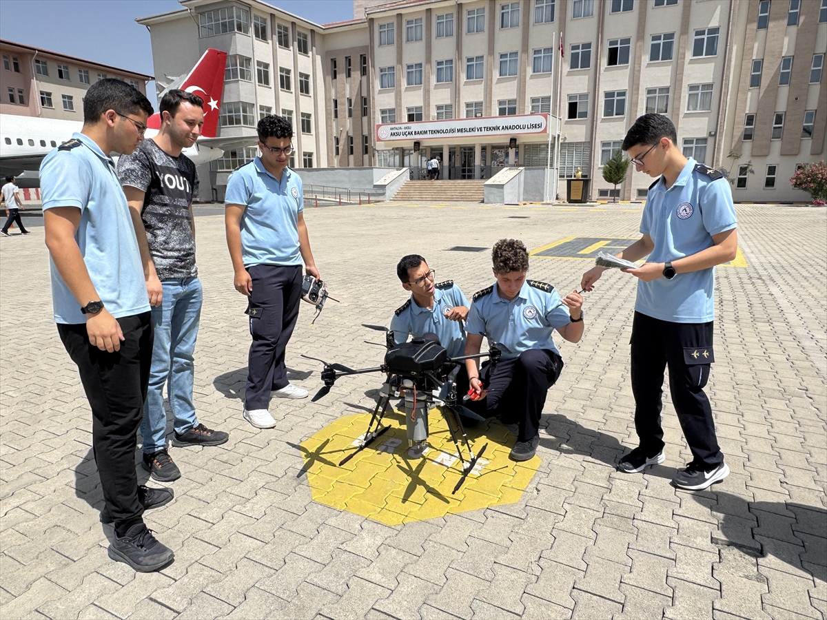 Antalya'da lise öğrencileri su analizi yapabilen dron geliştirdi