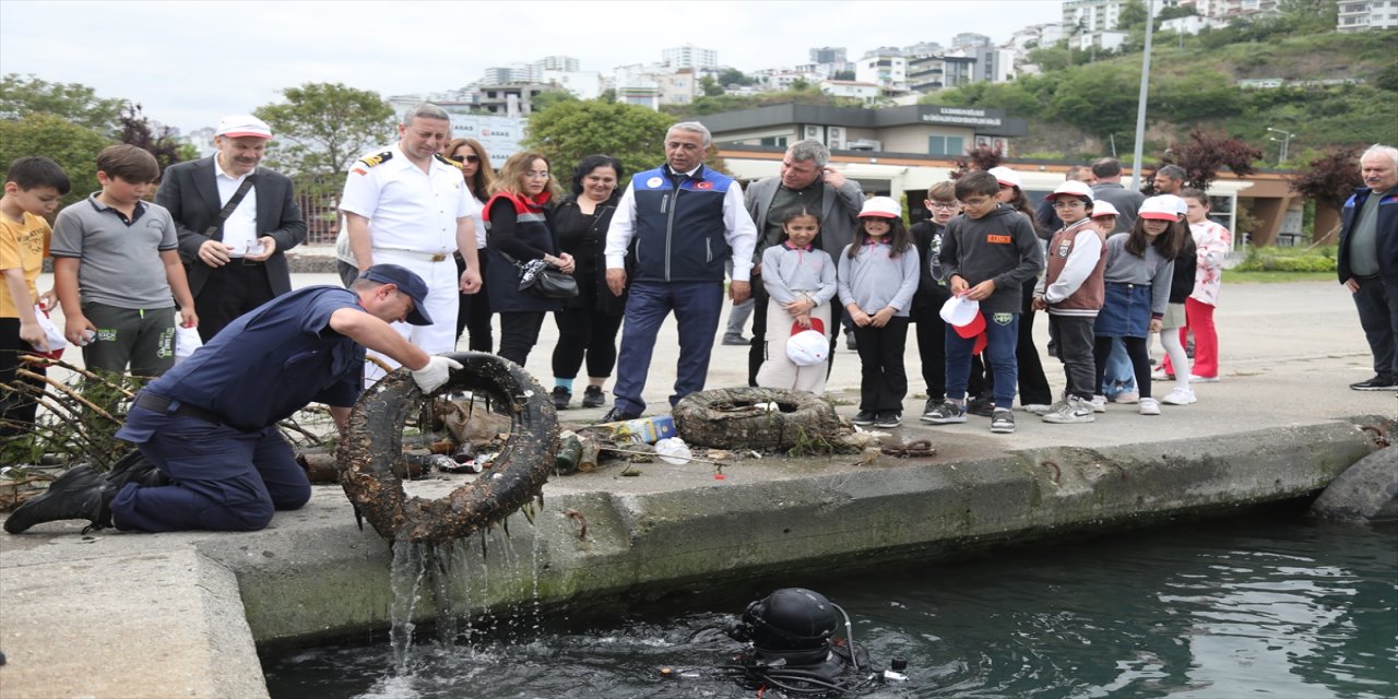 Samsun'da dalgıçlar deniz dibini atıklardan temizledi.