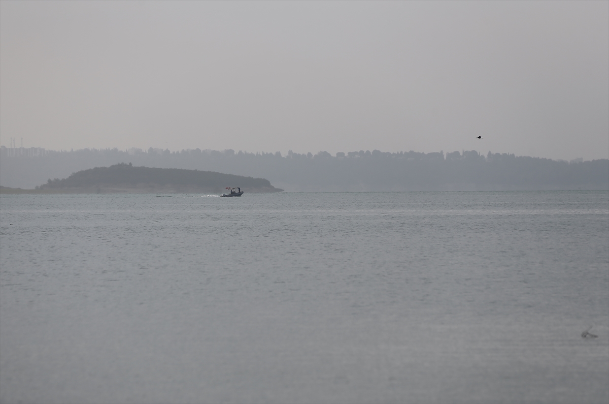 Adana'da tekne gezintisi sırasında Seyhan Baraj Gölü'ne düşen kişi kayboldu