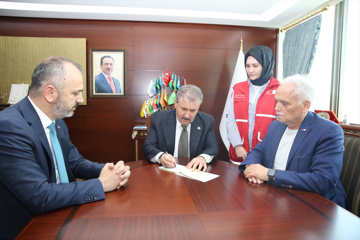 BBP Genel Başkanı Destici, kurban vekaletini Türk Kızılaya verdi