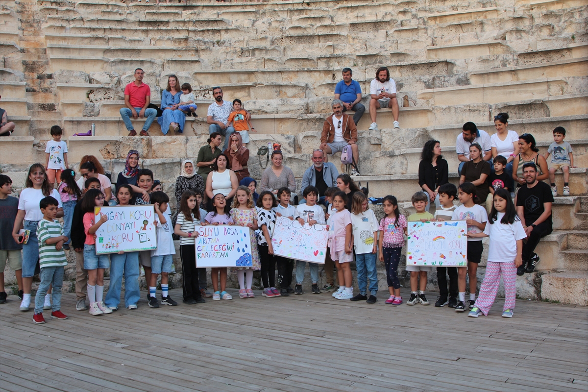 Antik tiyatroda kitap okuma etkinliği