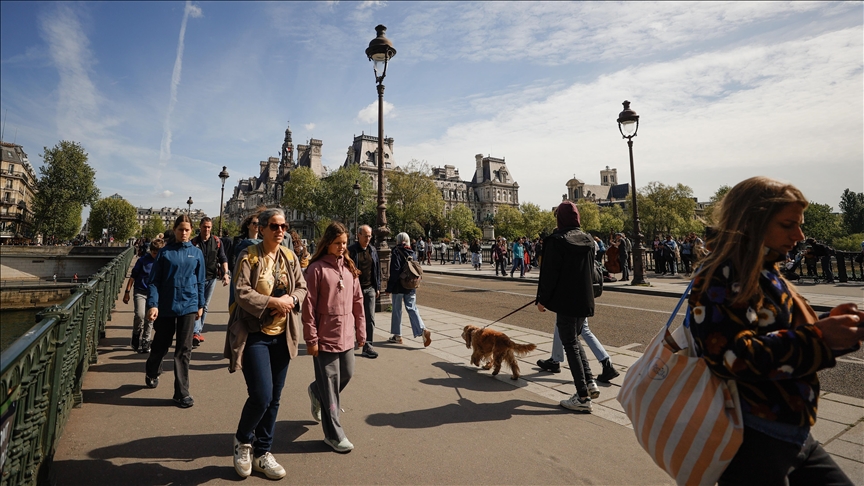 Fransa'da çocukların olduğu dış mekanlarda 1 Temmuz'dan itibaren sigara içilemeyecek