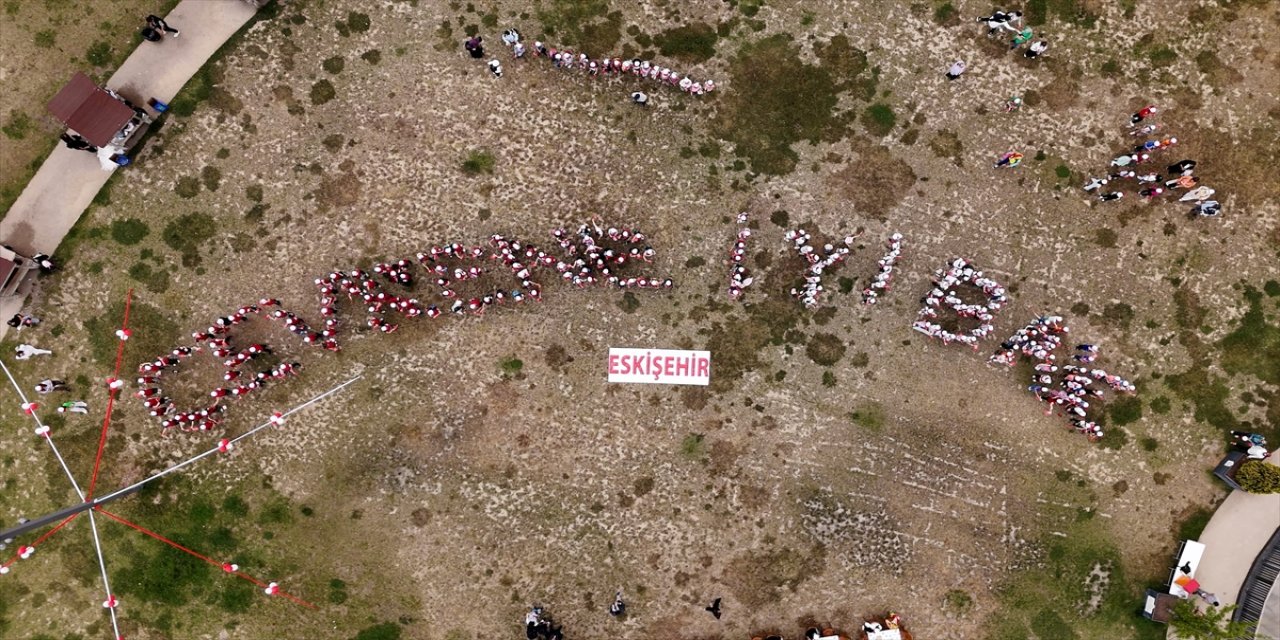 Eskişehir’de Çevre Haftası’nda atık malzemelerden defile.