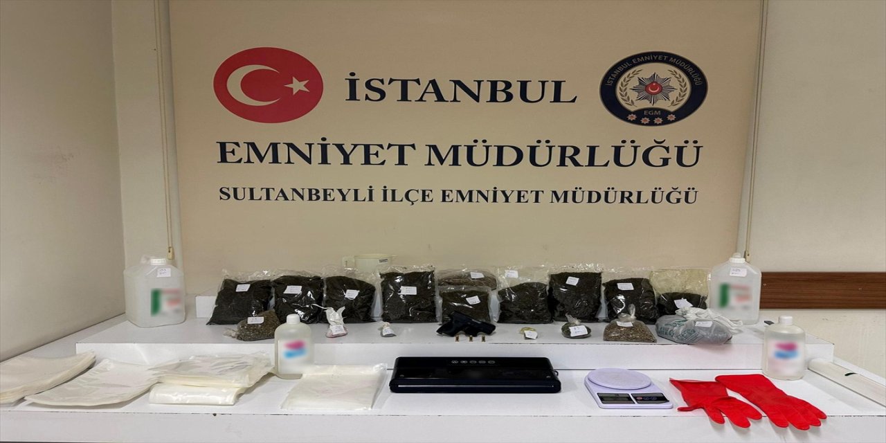 Sultanbeyli’de uyuşturucu operasyonu. Çatıdan kaçmaya çalışan 2 şüpheli tutuklandı