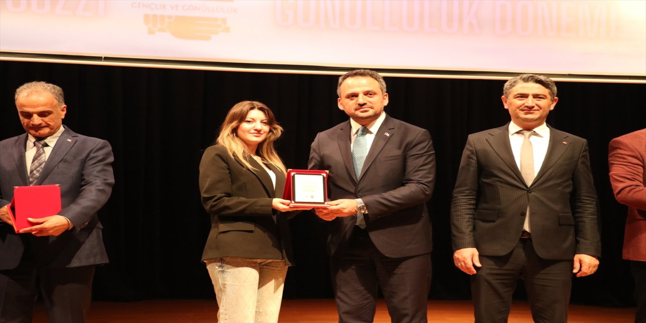 Bakan Yardımcısı Eminoğlu, SAÜ'deki zirvede konuştu.