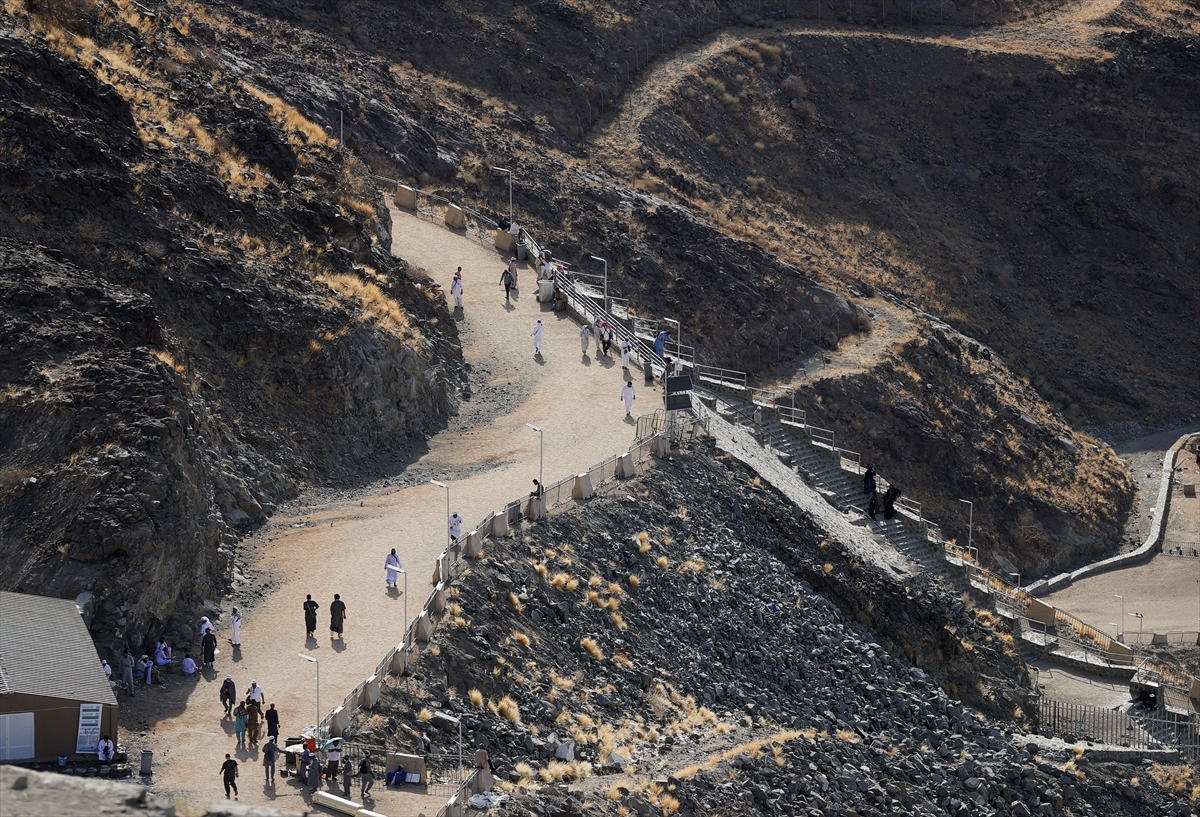 Hazreti Muhammed'e ilk vahyin ulaştırıldığı Hira Mağarası'na hacı adaylarının zorlu ziyareti