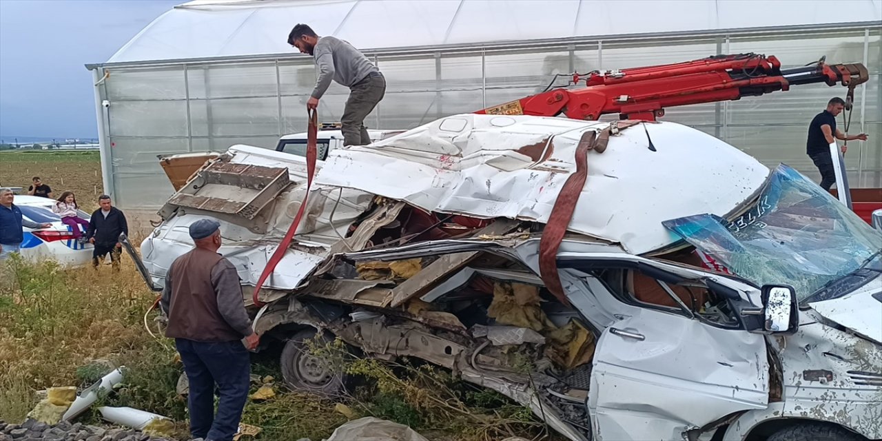 Afyonkarahisar’da hemzemin geçitte tren minibüse çarptı: 1 yaralı