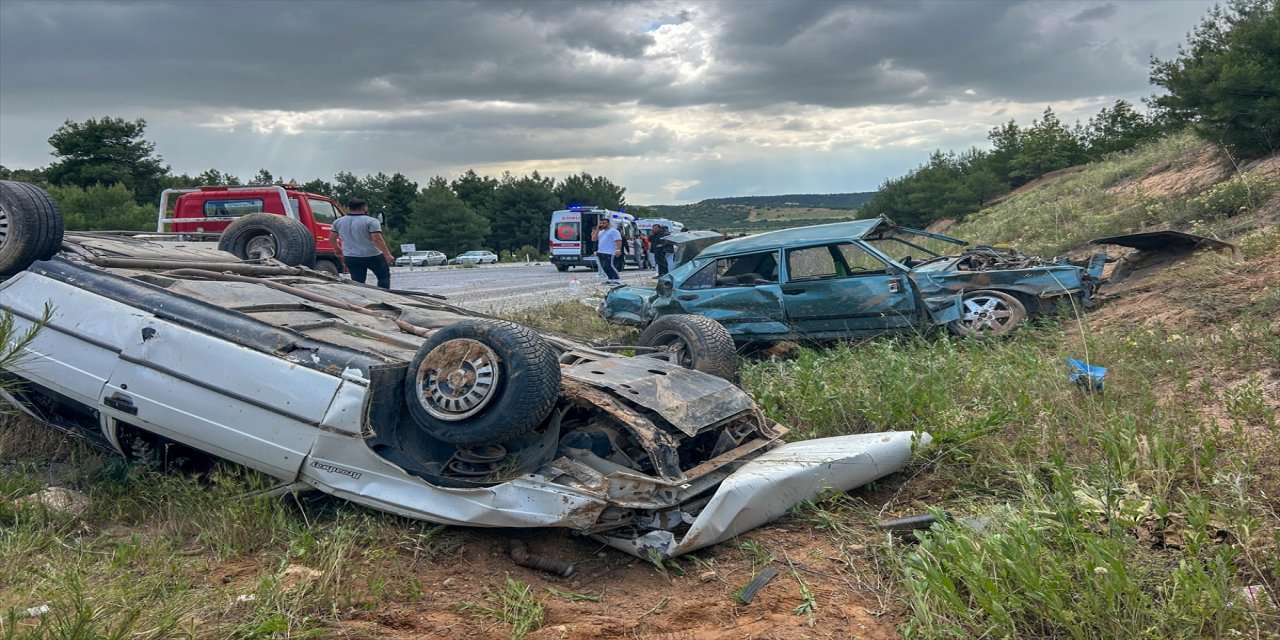 Uşak’ta iki otomobil çarpıştı, takla atan araçlarda 7 kişi yaralandı