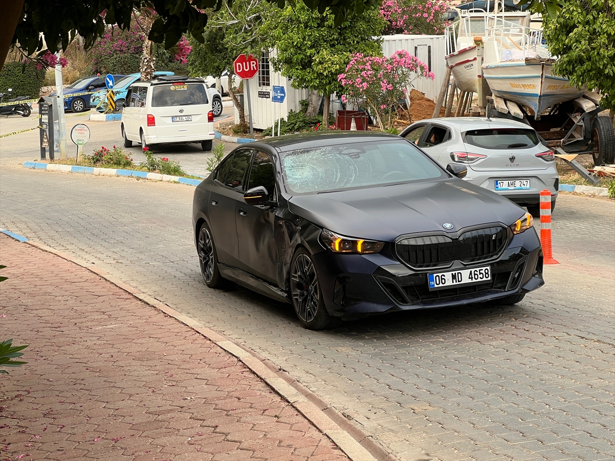 Antalya Kaş’da otomobille çarpışan motosikletteki 2 kişi ağır yaralandı