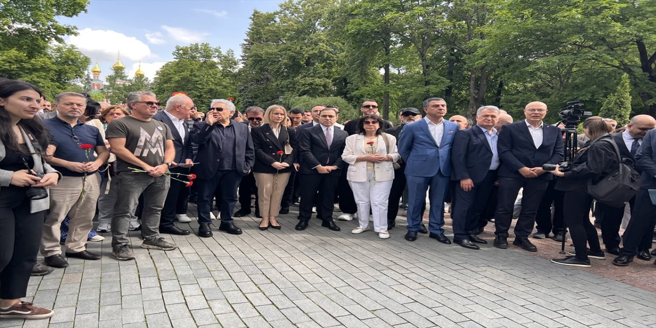 Nazım Hikmet, ölümünün 62’nci yılında Moskova’daki mezarı başında düzenlenen törenle anıldı