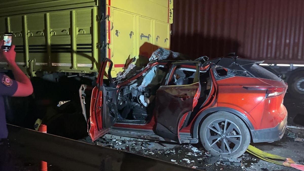 Trafik kazaları hız kesmiyor. Sakarya'da kamyona çarpan aracın sürücüsü öldü