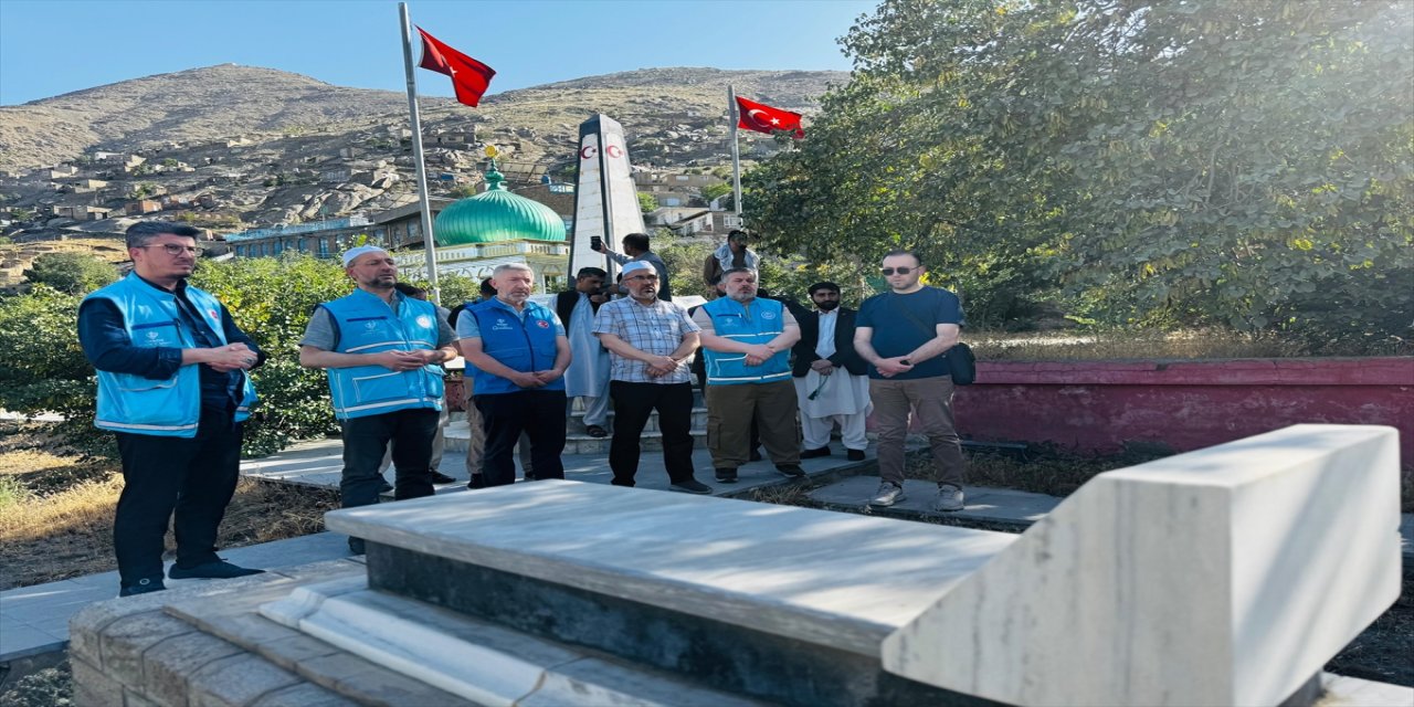 Kurban İçin Afganistan’a giden TDV Heyetinden Kabil'deki Türk Mezarlığına Ziyaret