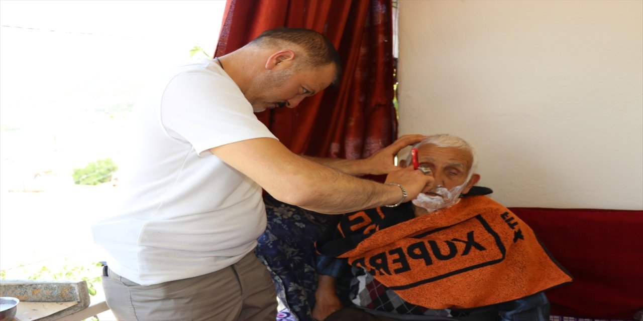 Amasyalı Muhtardan Bayram Geleneği: Yaşlılara Ücretsiz Tıraş