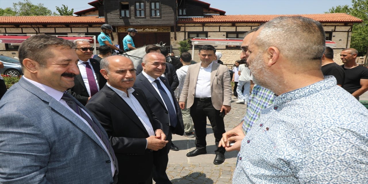 Bakan Yardımcısı Aktaş, Elazığ’da vatandaşlar ve güvenlik güçleriyle bayramlaştı.
