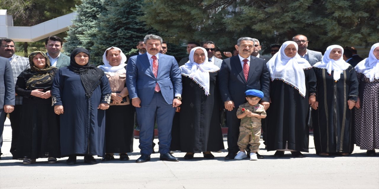 Şırnak Valisi Ekici, bayramda asker, polis ve hastaları yalnız bırakmadı.