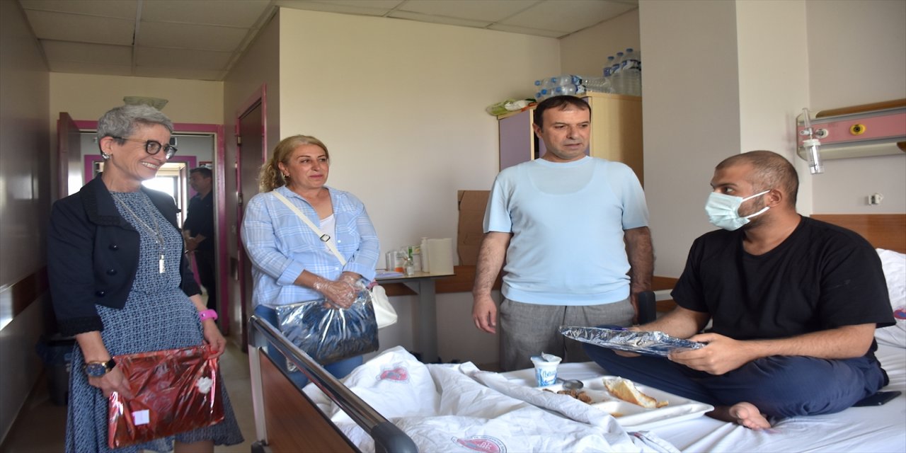 Van'da gönüllüler Kurban Bayramı'nda hastaları yalnız bırakmadı.