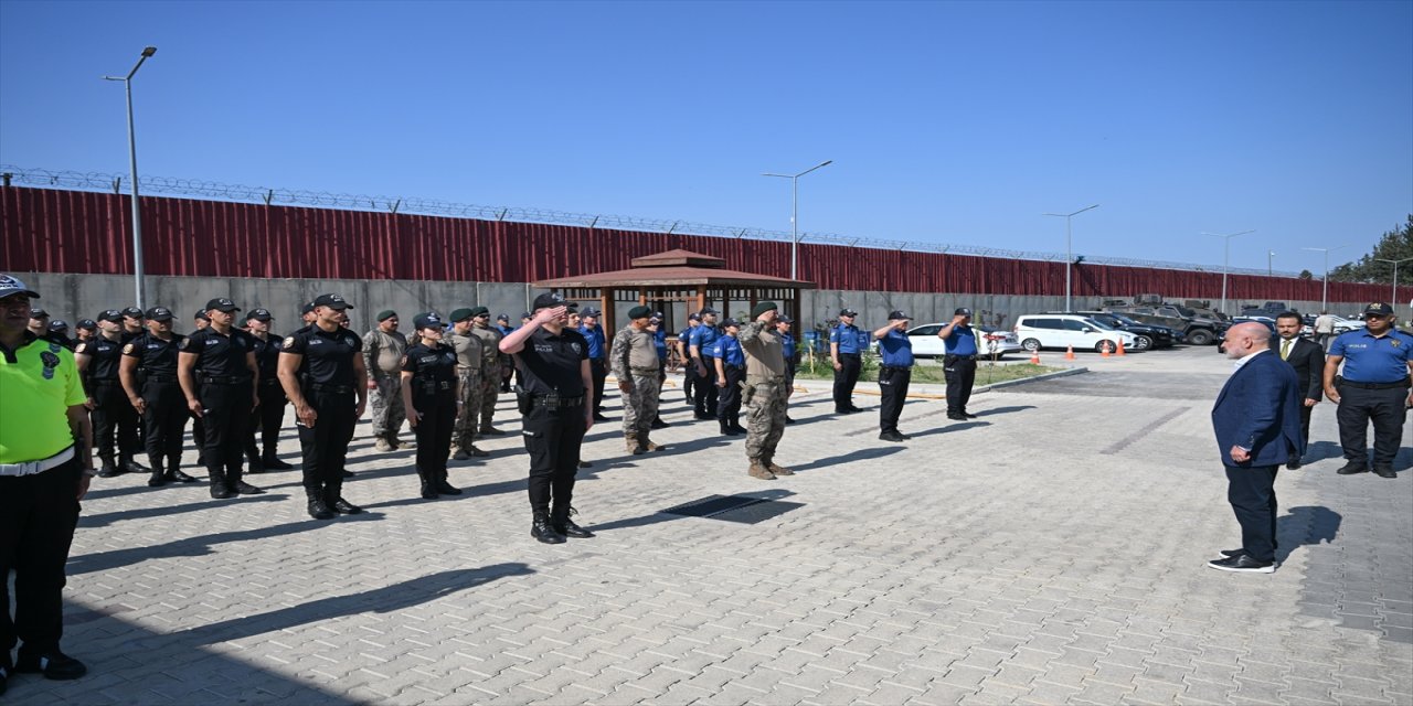 Bakan Yardımcısı Mehmet Sağlam, Adana’da şehit ailesi ve güvenlik güçleriyle bayramlaştı