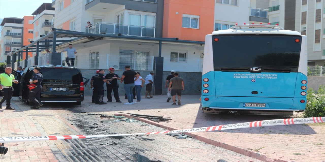 Antalya’da halk otobüsü ile panelvan çarpıştı: 3 kişi yaralandı.
