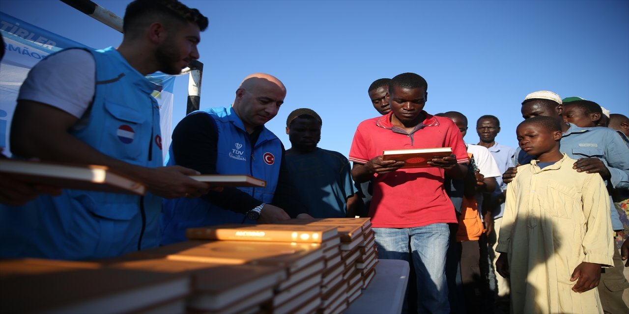 TDV, Mozambik'te Kur’an-ı Kerim Dağıttı: Caunje Halkı İlk Kez Kur’an’la Tanıştı
