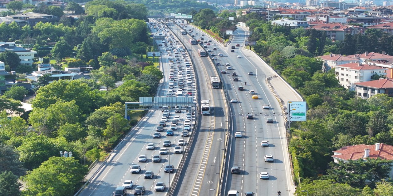 İstanbul’da bayram dönüşü trafikte ve toplu ulaşımda yoğunluk.