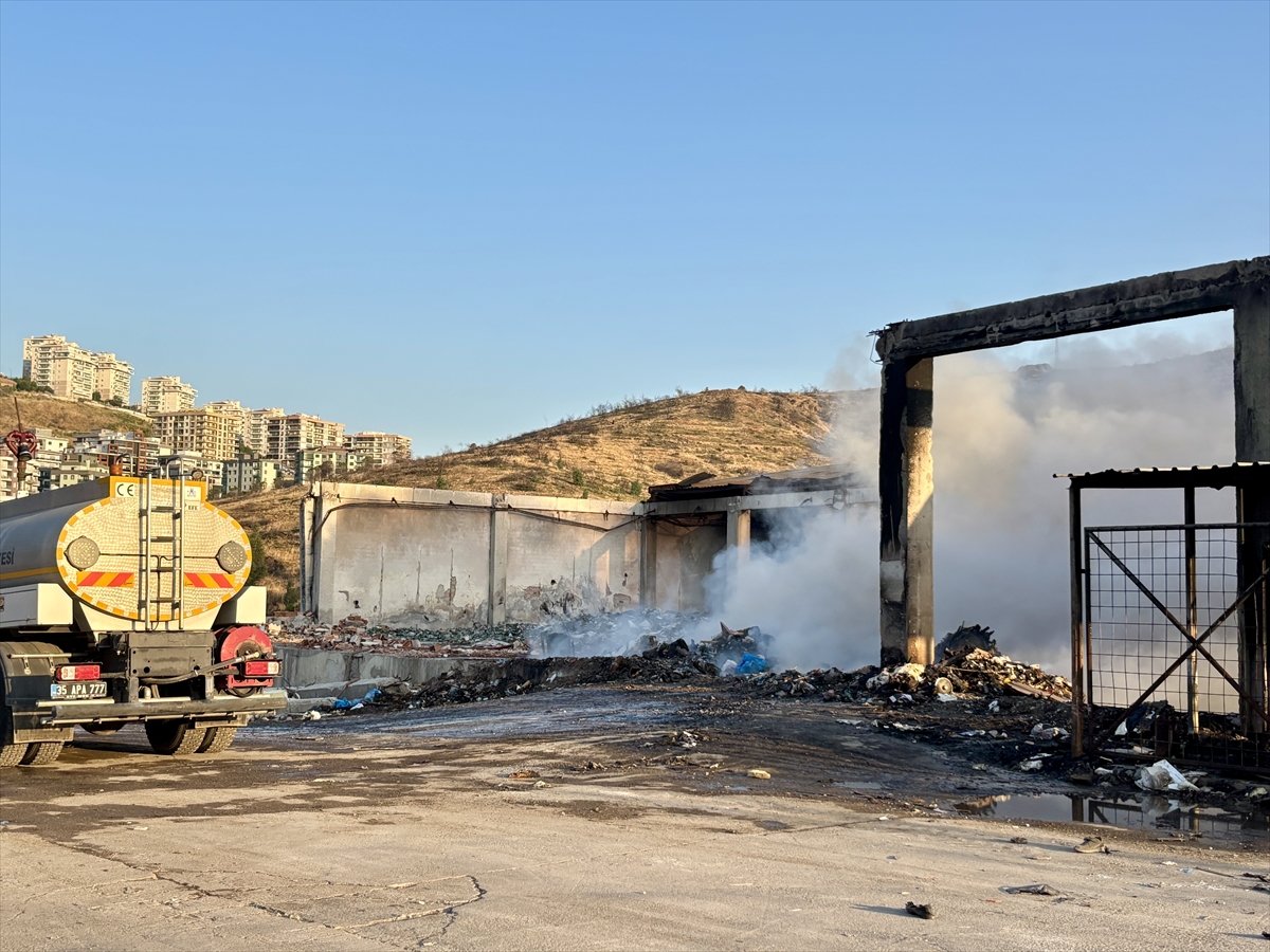 İzmir Karşıyaka’da geri dönüşüm tesisinde çıkan yangın söndürüldü