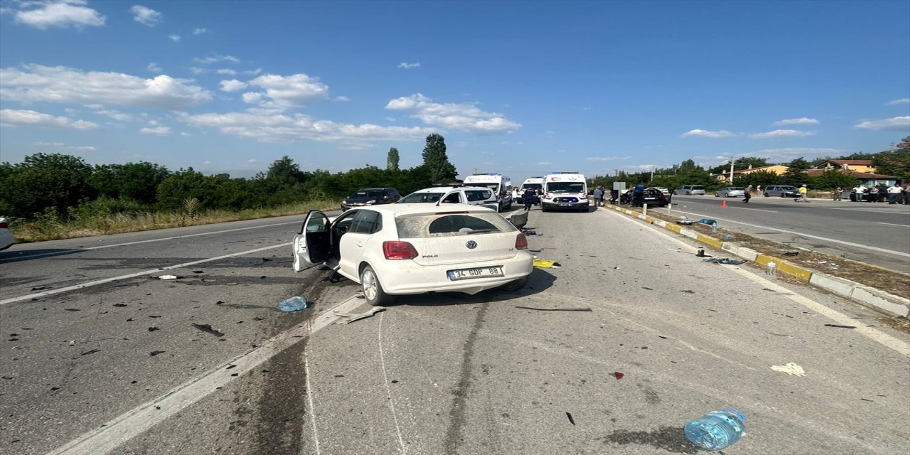 Afyonkarahisar'da İki Otomobil Çarpıştı: 1 Ölü, 3 Yaralı