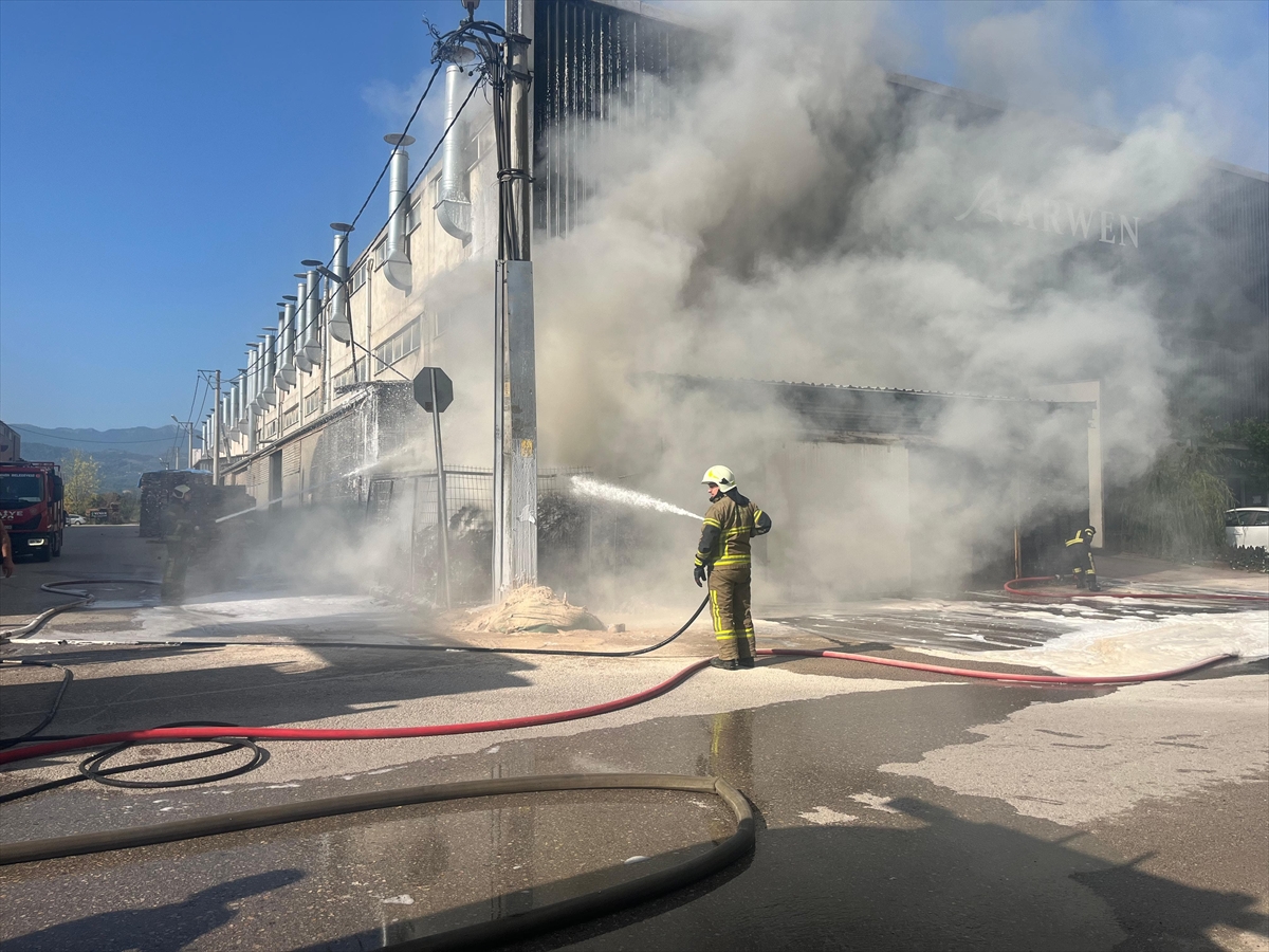 İnegöl’de mobilya fabrikasının bahçesinde çıkan yangın söndürüldü