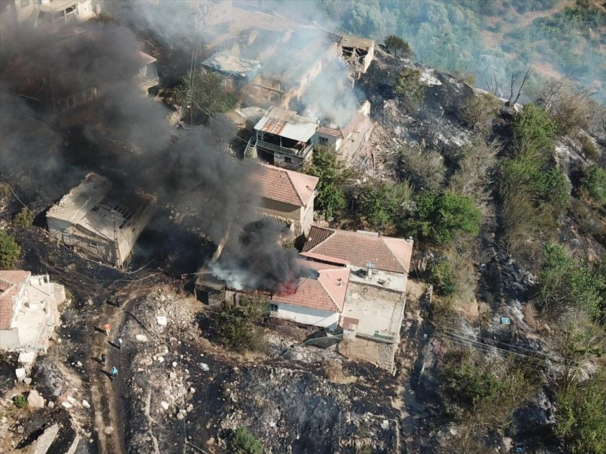 Malatya'da otluk alanda çıkan yangın evlere sıçradı