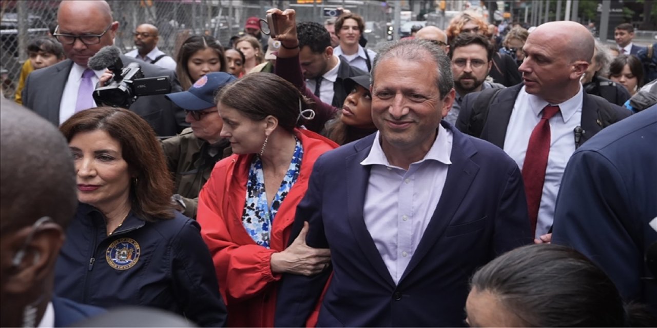 New York kent denetçisi Lander, ICE tarafından gözaltına alınmasının ardından serbest bırakıldı