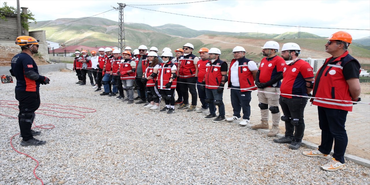 Bitlis’te Öğretmenler AFAD Gönüllüsü Oldu: Arama Kurtarma Eğitimleriyle Afetlere Hazır Hale Geldiler
