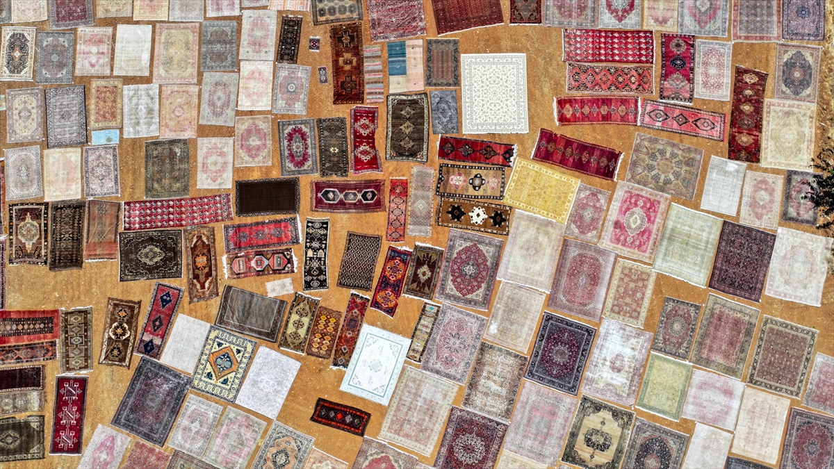 Antalya'nın "halı tarlaları"na el dokuması halı ve kilimler serilmeye başlandı