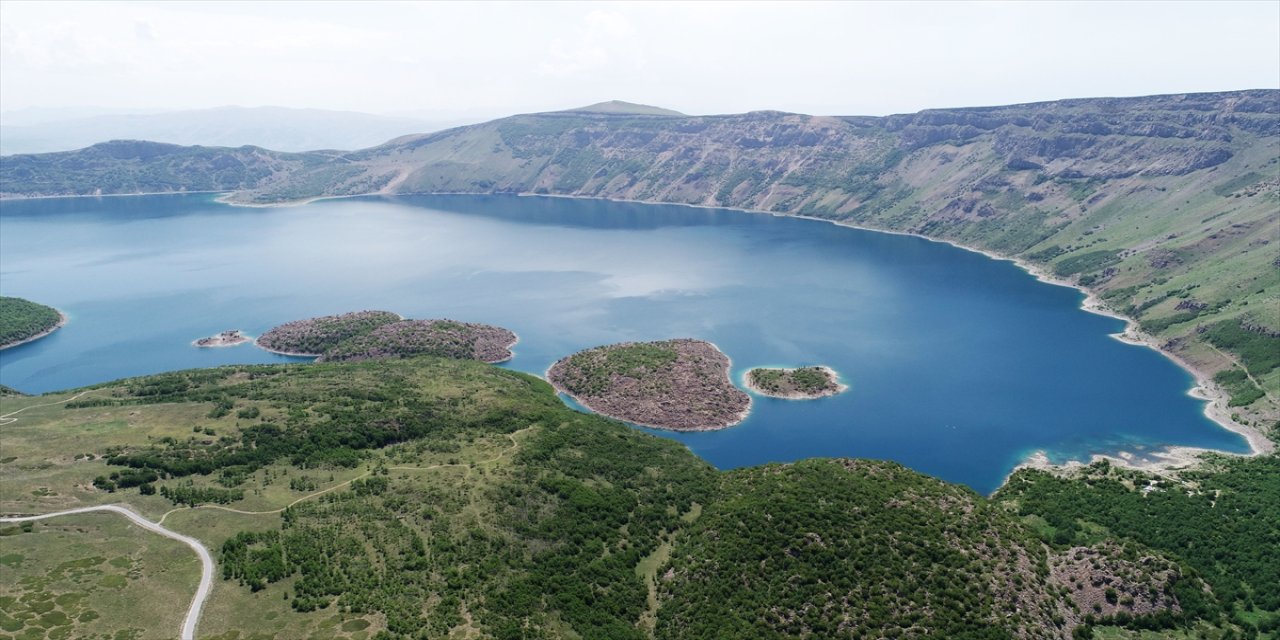 Nemrut Kalderası Mavi ve Yeşil Gölleriyle Doğaseverleri Büyülüyor