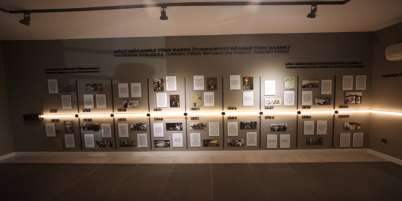 Antalya’da Basın Galerisi ziyaretçilerini gazeteciliğin tarihi yolculuğuna çıkarıyor