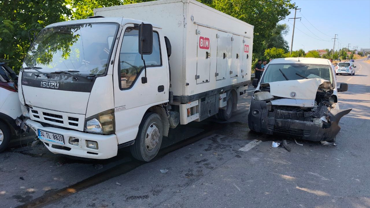 Sakarya'da 5 aracın karıştığı kazada 3 kişi yaralandı