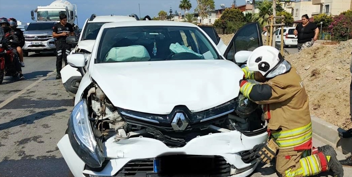 Hatay'da 5 otomobilin karıştığı zincirleme kazada 1 kişi yaralandı