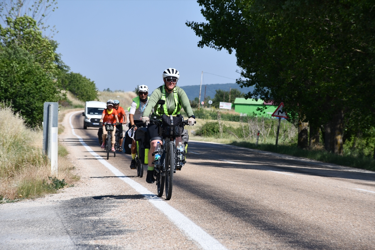 İklim krizine dikkati çekmek için bisikletiyle yaklaşık 1600 kilometre yol katetti