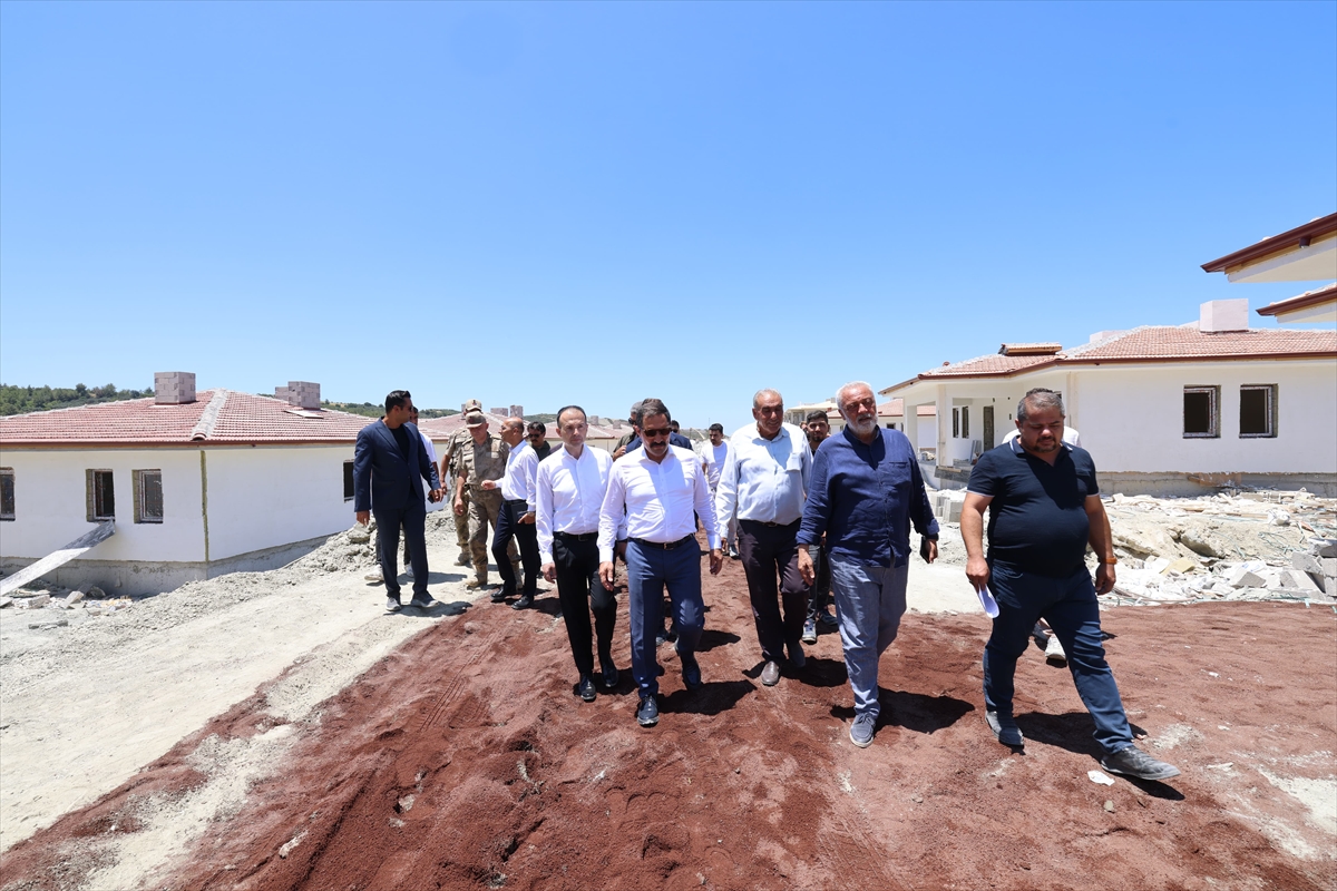 Hatay Arsuz'da kırsal afet konutlarının yapımı sürüyor