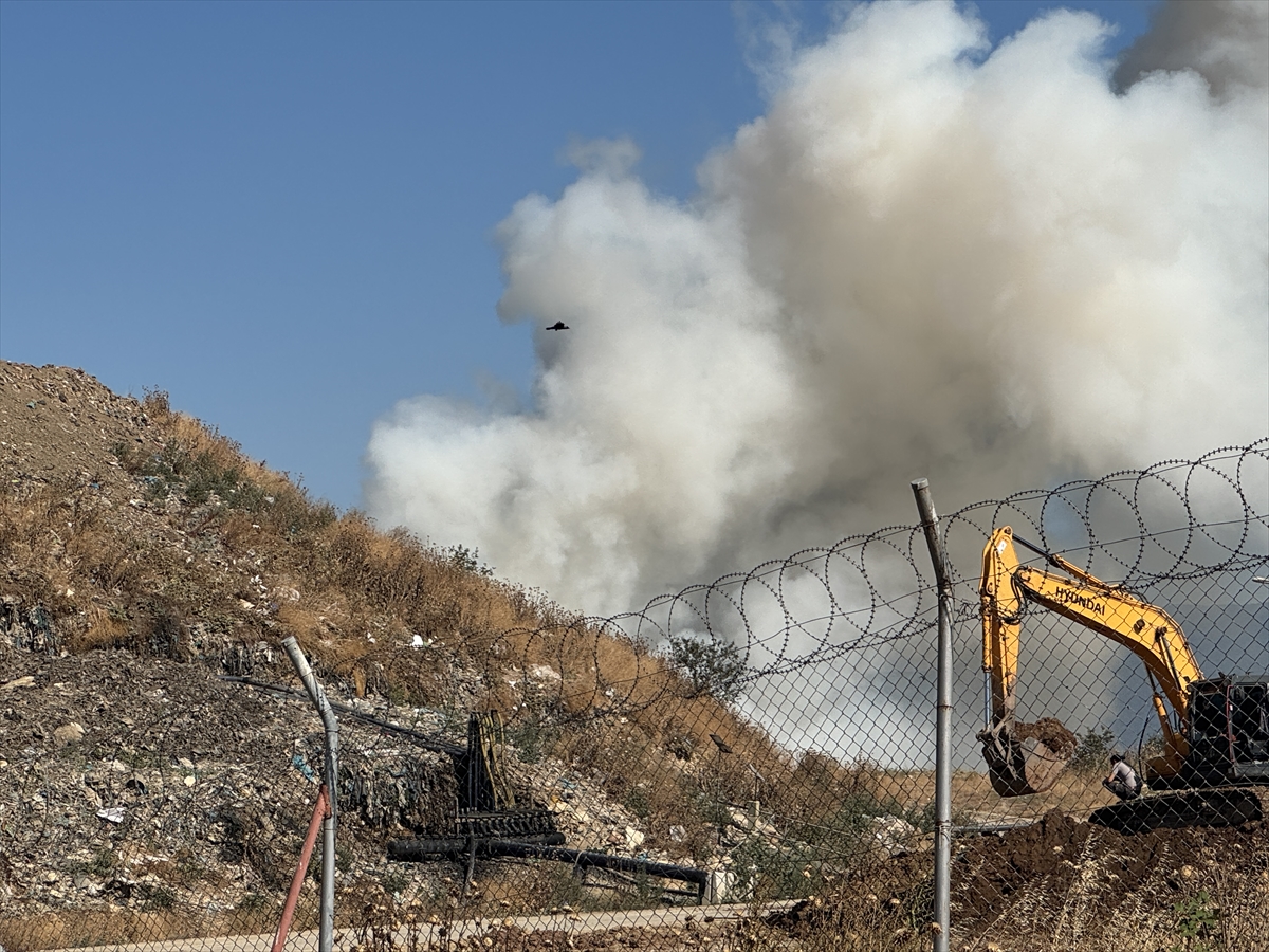 Kocaeli'de atık depolama sahasında çıkan yangına müdahale ediliyor