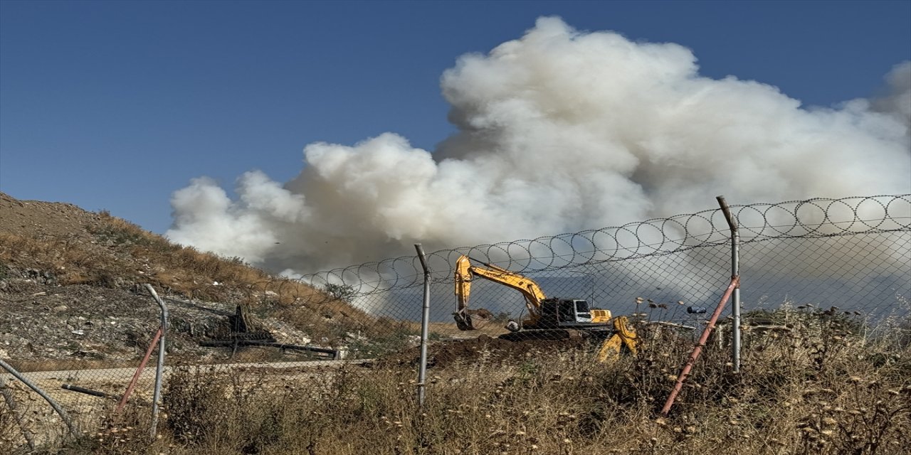 Kocaeli İzmit’te atık sahasında çıkan yangın kontrol altına alındı